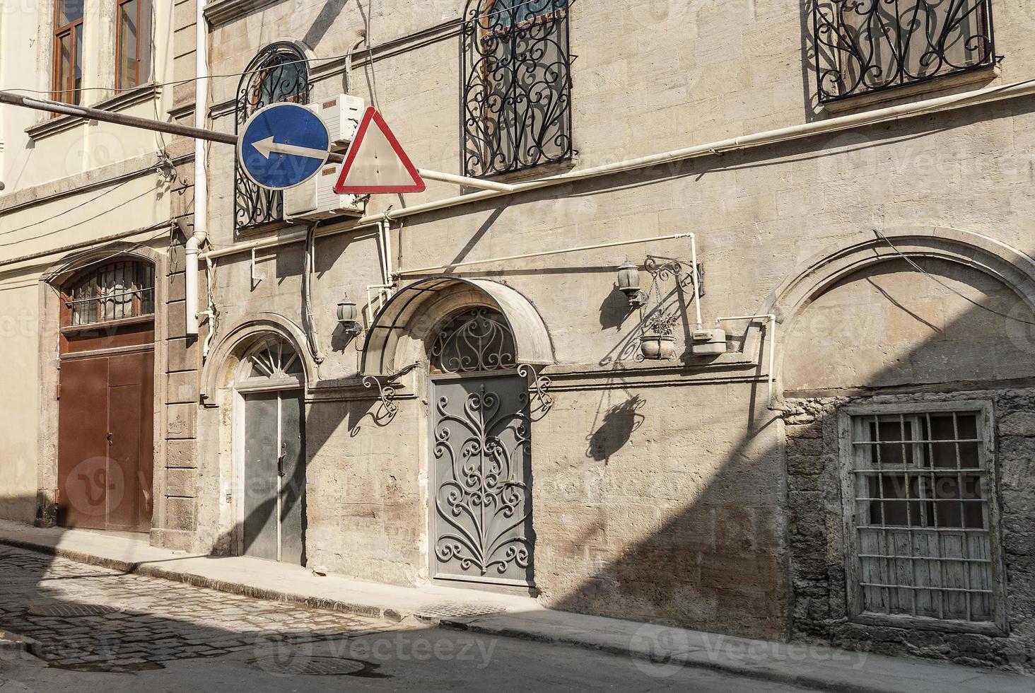 Baku City Old Town Street View in Azerbeidzjan met traditioneel architectuurdeurdetail foto