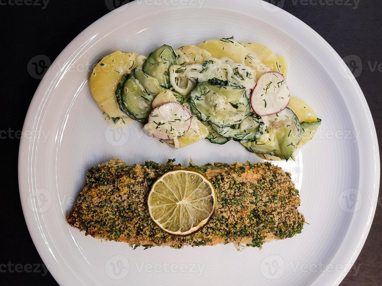 zalm steak met aardappelsalade foto