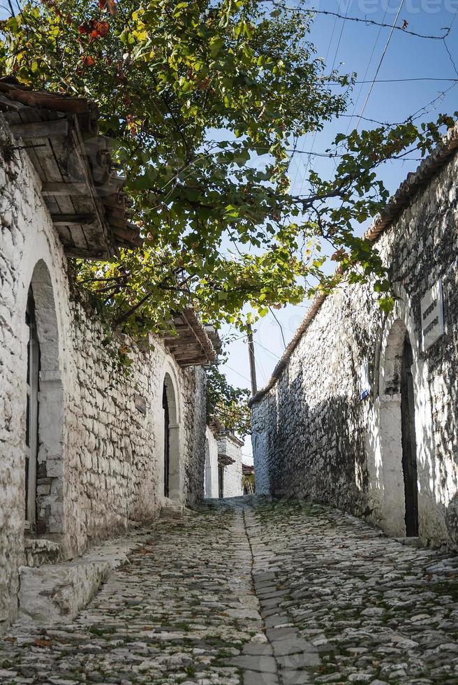 geplaveide straat in de oude stad van berat in albanië foto