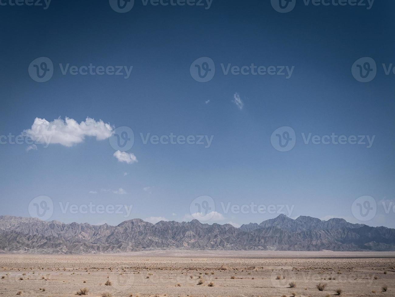 droge woestijnlandschapsmening dichtbij yazd in zuidelijk iran op zonnige dag foto