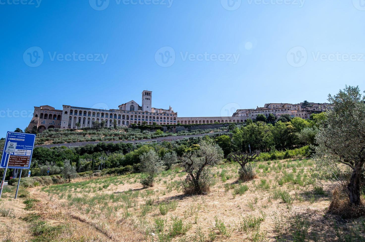 uitzicht op de basiliek van san francesco d'assisi foto