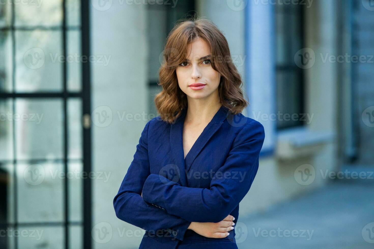 dichtbij omhoog portret van een mooi jong vrouw glimlachen en op zoek Bij camera. wit Europese meisje met mooi glimlach foto