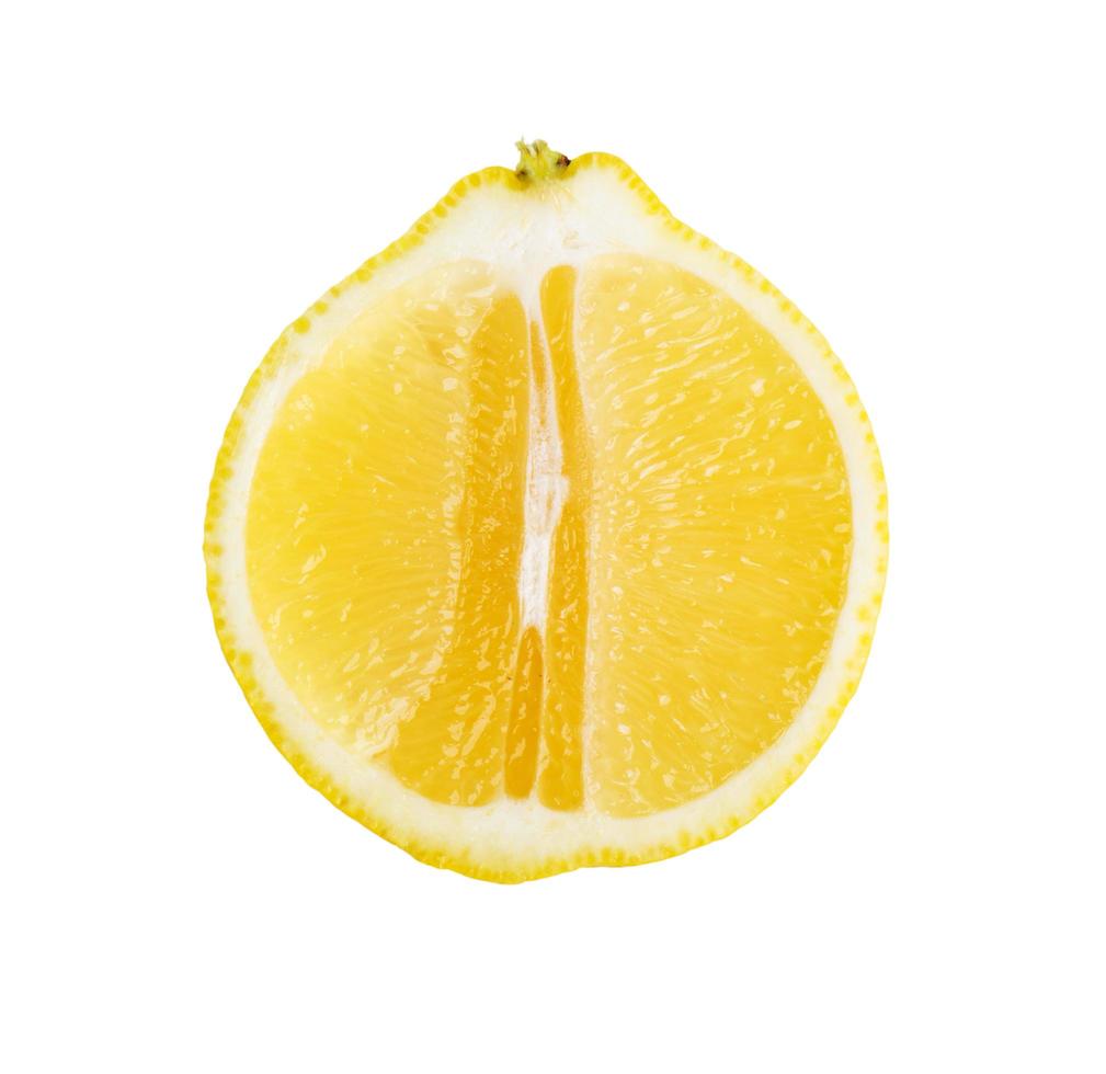 de helft van rijpe citroen op een witte achtergrond foto