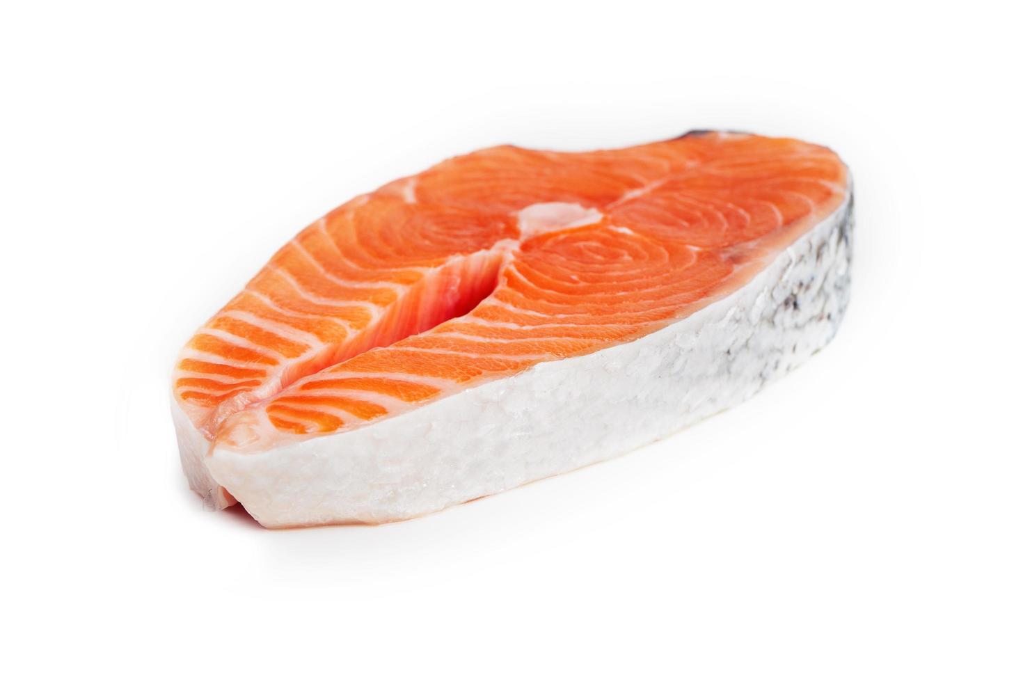 groot stuk verse smakelijke zalm foto