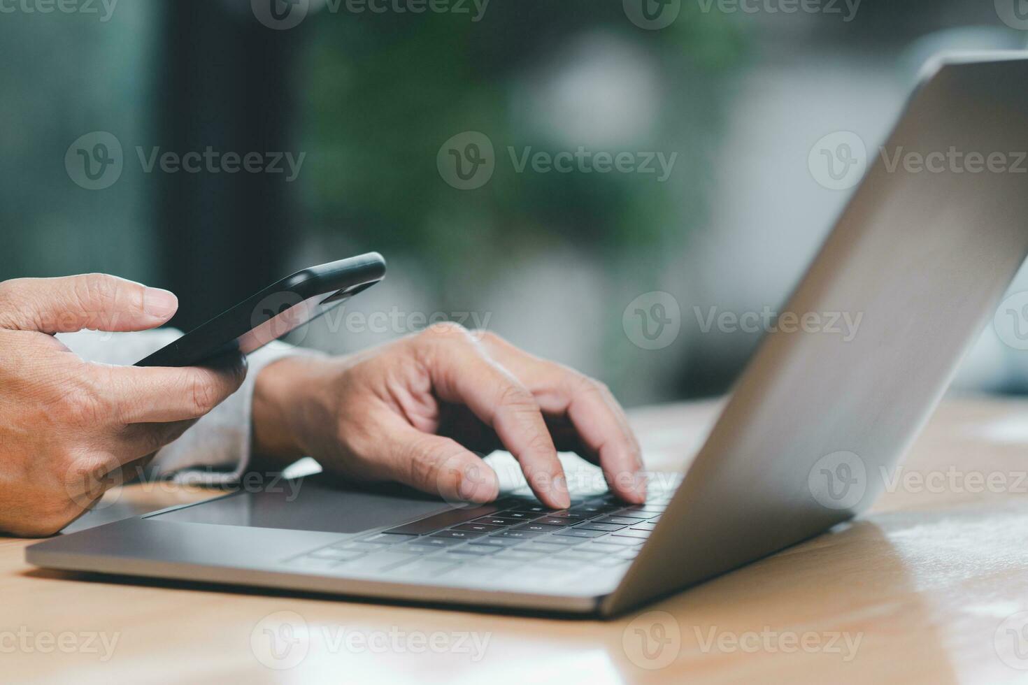 Mens toepassingen zijn vinger naar druk op knop naar beurt uit, gesloten, shut naar beneden laptop computer geplaatst Aan bureau, is tijd naar af hebben elk dag voordat gaan huis voor besparing energie. na besparing allemaal gegevens bedrijf werk. foto