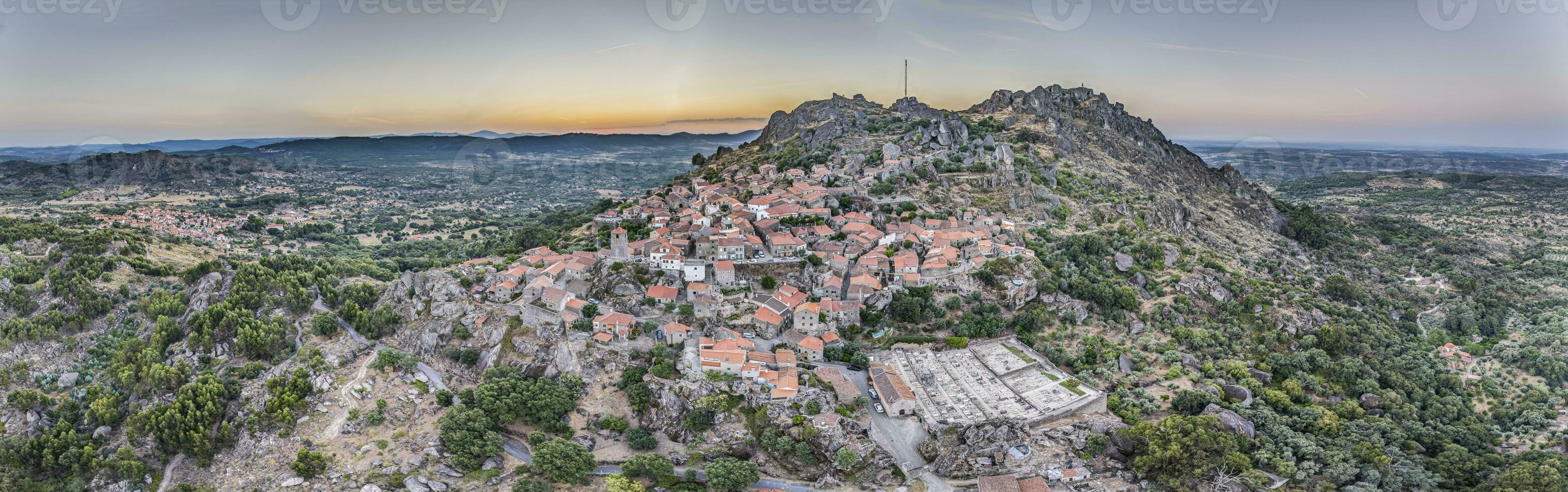 dar panorama van historisch stad en verrijking monsanto in Portugal in de ochtend- gedurende zonsopkomst foto