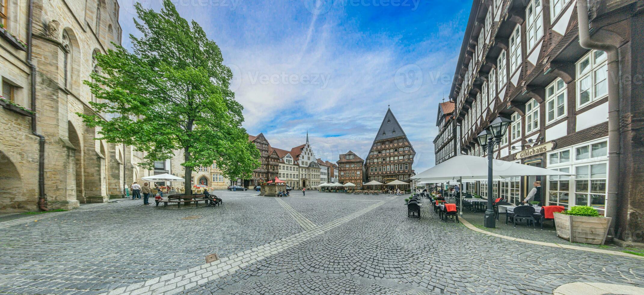 panoramisch visie over- markt plaats van Duitse historisch stad hildesheim foto