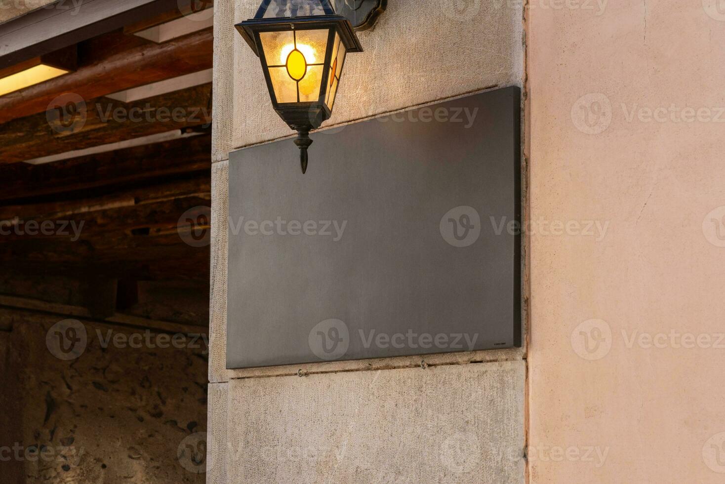 plein restaurant teken, geplaatst Aan een muur onder een straat lamp, biedt een ideaal ruimte voor logo mockup Promotie foto