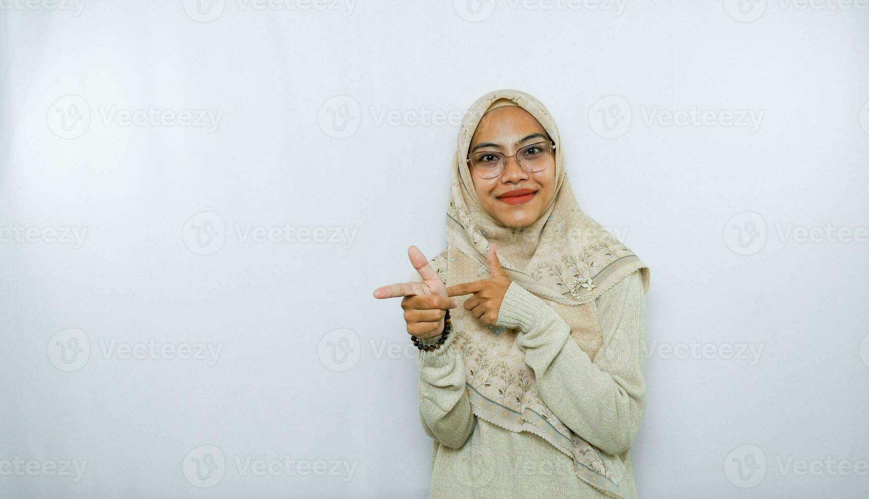 gelukkig jong Aziatisch vrouw in gewoontjes shirt. charmant vrouw dame Open handen palm omhoog Holding iets Aan geïsoleerd wit achtergrond. foto