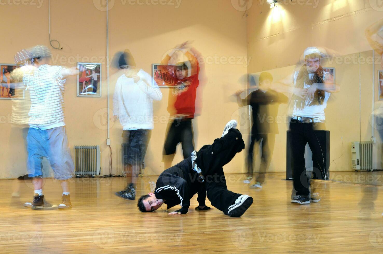 tiener groep van breken dansers foto