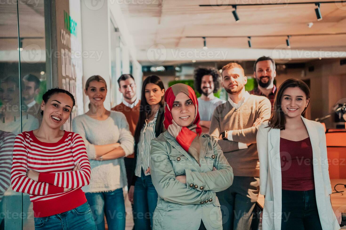 verschillend groep van mensen in de kantoor foto