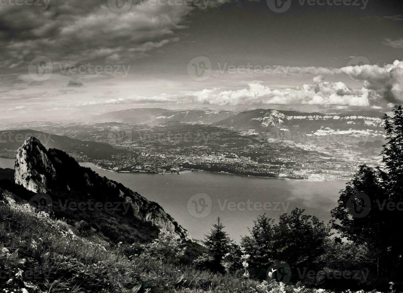 Savoie's majestueus monochroom deuk du babbelen berg, meer du bourget, aix les bains foto