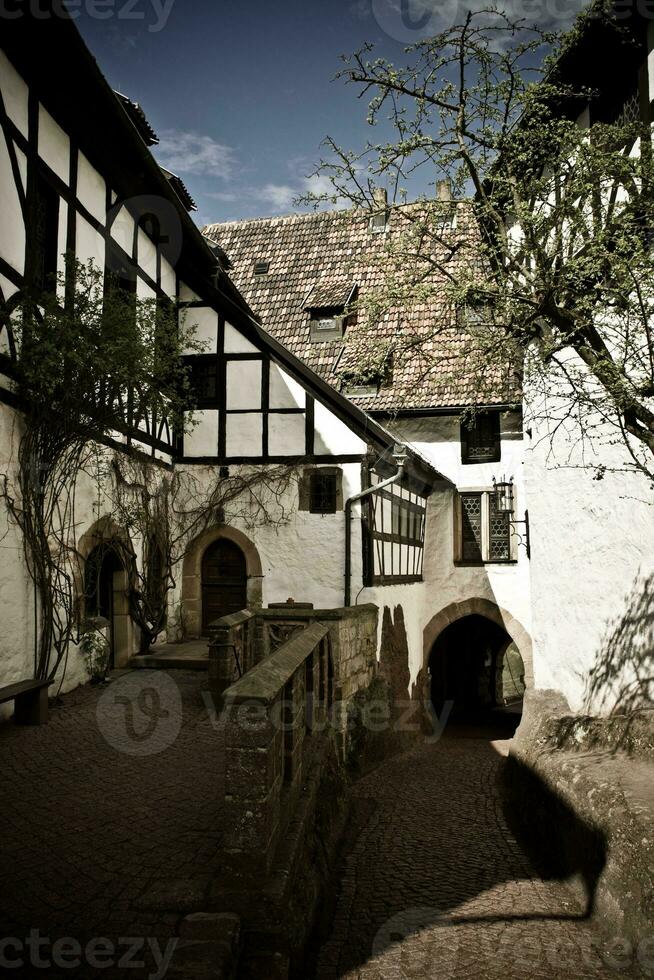 middeleeuws betimmerd huis in buitenkant steeg, Wartburg kasteel, eisenach, Duitsland foto