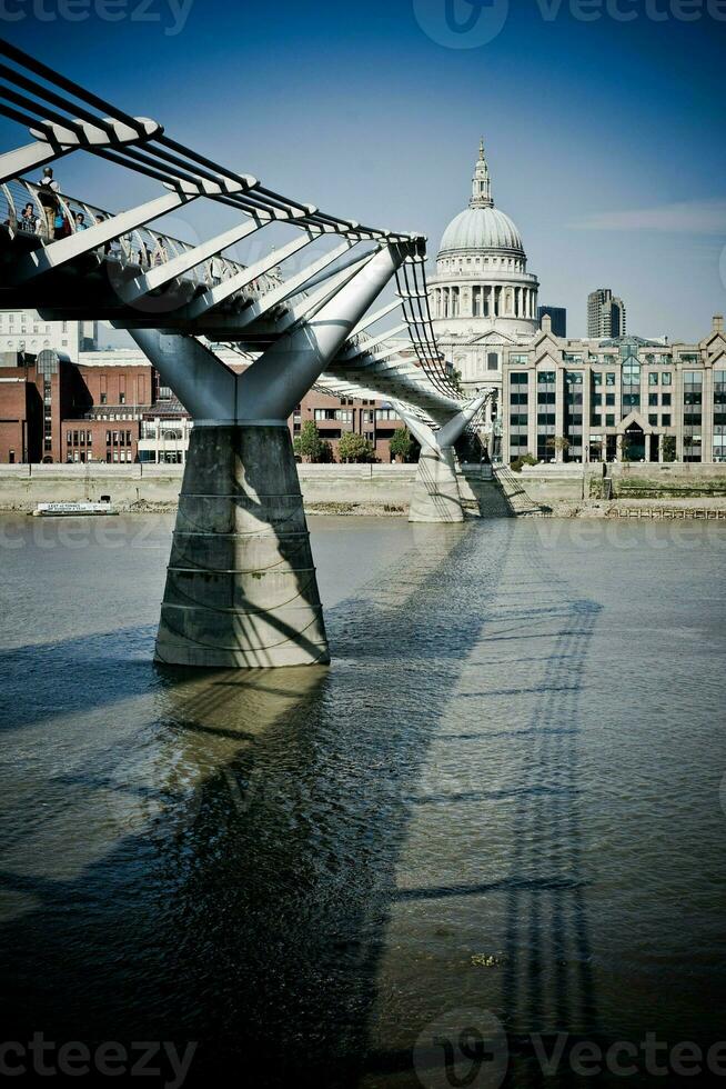 Londen brug met st. paul kathedraal in de achtergrond foto