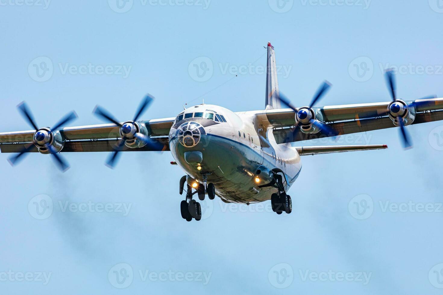 ongetiteld lading vlak Bij luchthaven. luchtvaart industrie en vliegtuigen. lucht vervoer en vlucht reizen. Internationale vervoer. vlieg en vliegen. creatief fotografie. foto