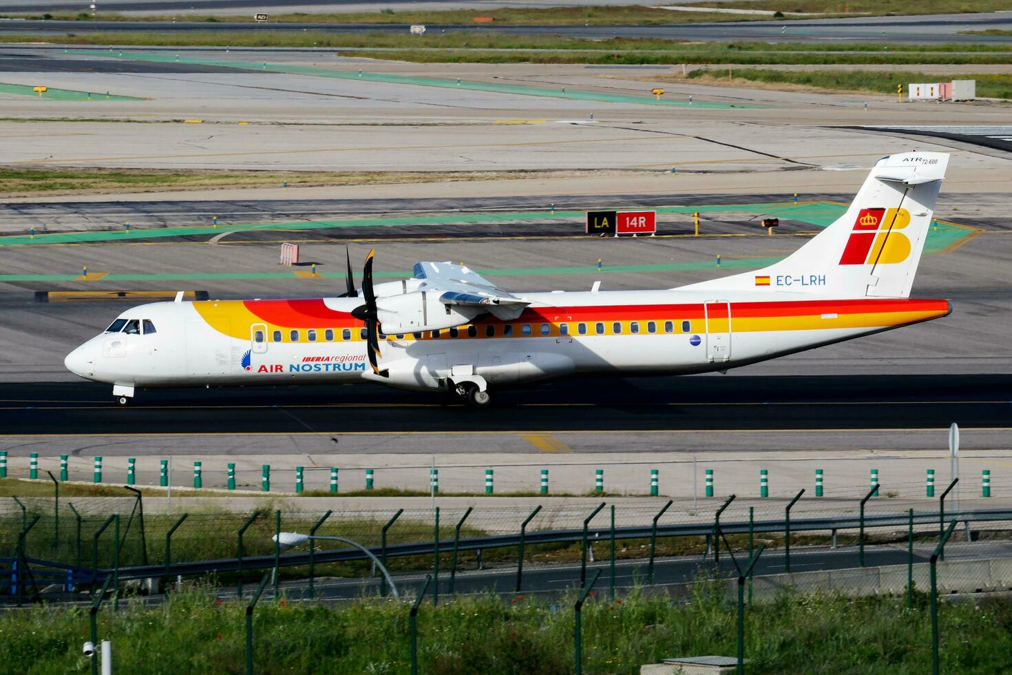 Iberia luchtvaartmaatschappijen passagier vlak Bij luchthaven. schema vlucht reizen. luchtvaart en vliegtuigen. lucht vervoer. globaal Internationale vervoer. vlieg en vliegen. foto