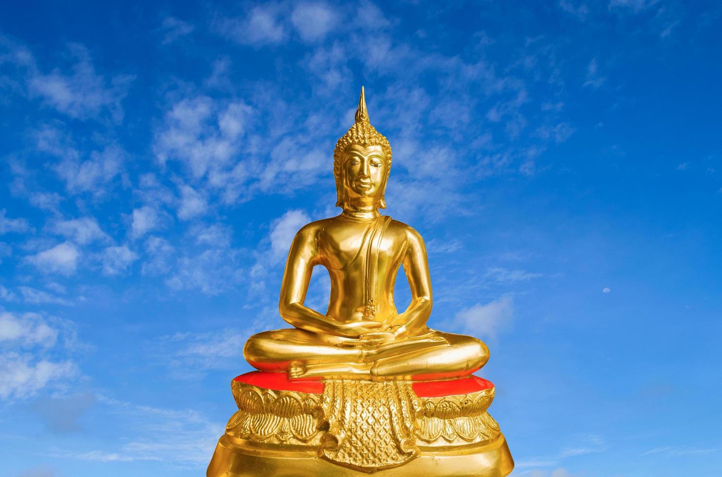 boeddha op blauwe hemelachtergrond boeddhisme geloof foto