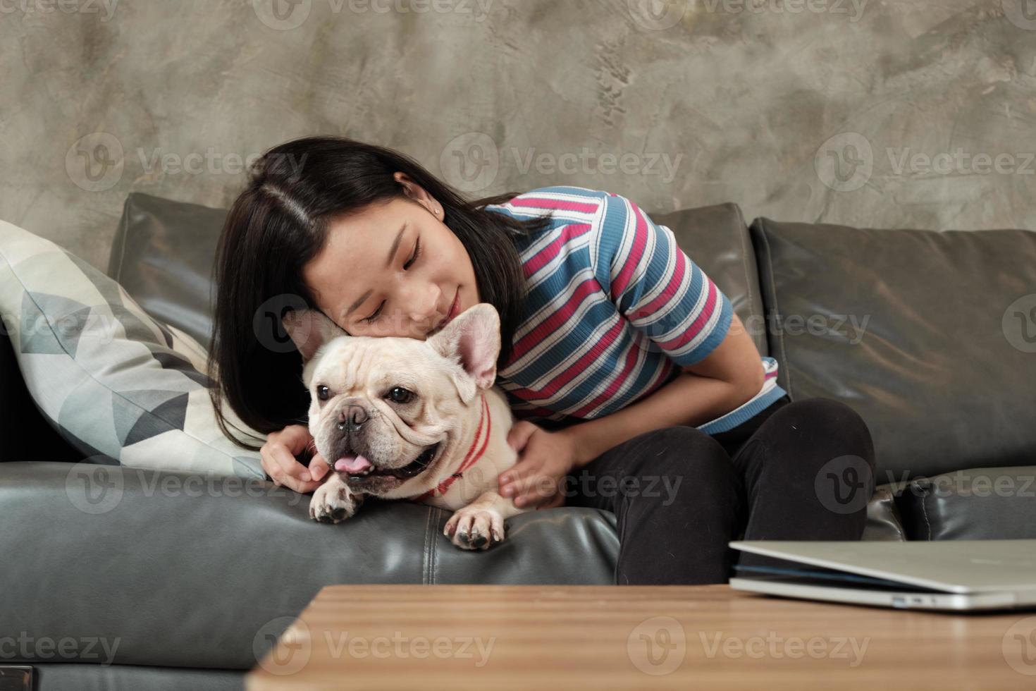 vrouw is gelukkig leuk spelen en plagen hond, franse bulldog. foto