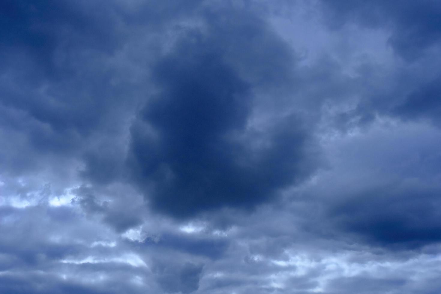 dramatische hoge diepblauwe lucht met pluizige wolken foto