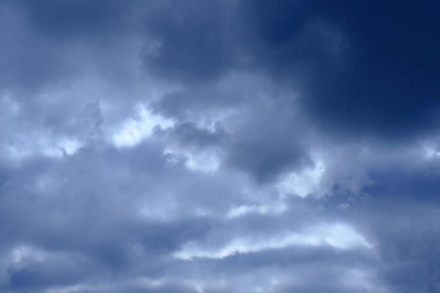 dramatische hoge diepblauwe lucht met pluizige wolken foto