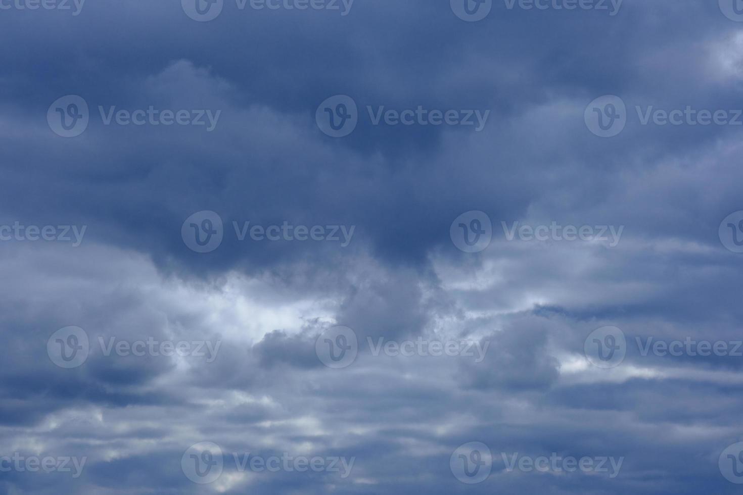 dramatische hoge diepblauwe lucht met pluizige wolken foto