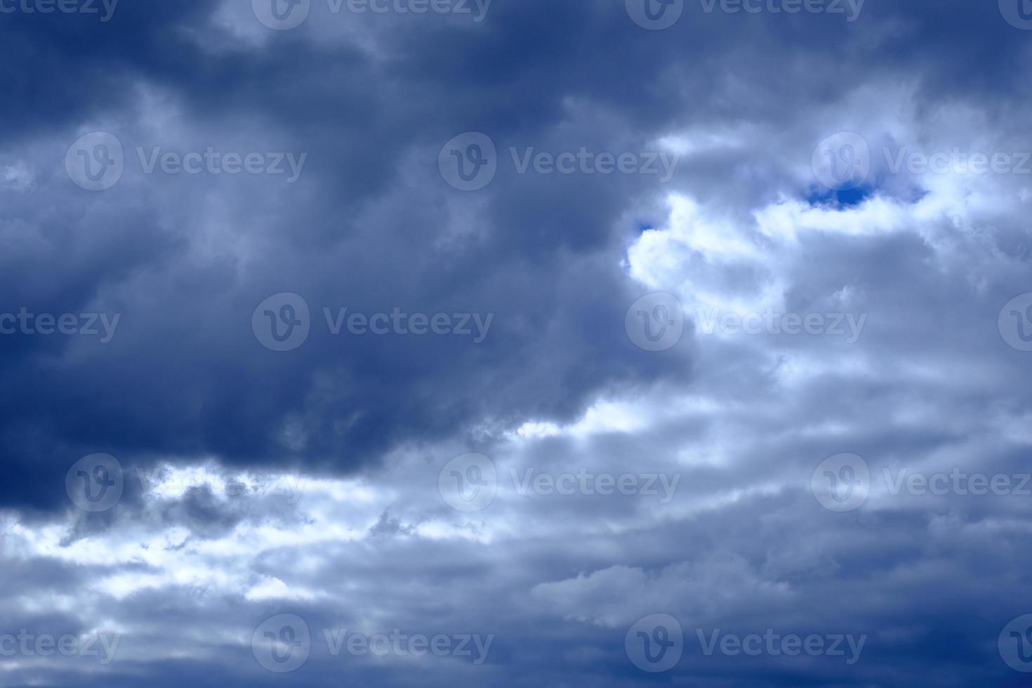 dramatische hoge diepblauwe lucht met pluizige wolken foto