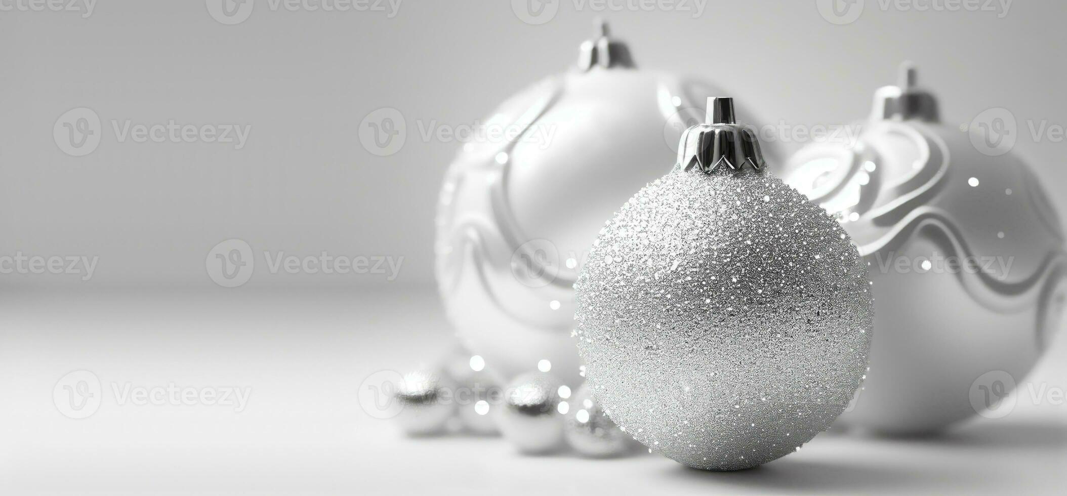 Kerstmis banier met zilver schitteren en glans snuisterij, ornamenten, ballen, decoratie voor Kerstmis boom. winter vakantie wallaper Aan solide wit achtergrond. ai gegenereerd foto