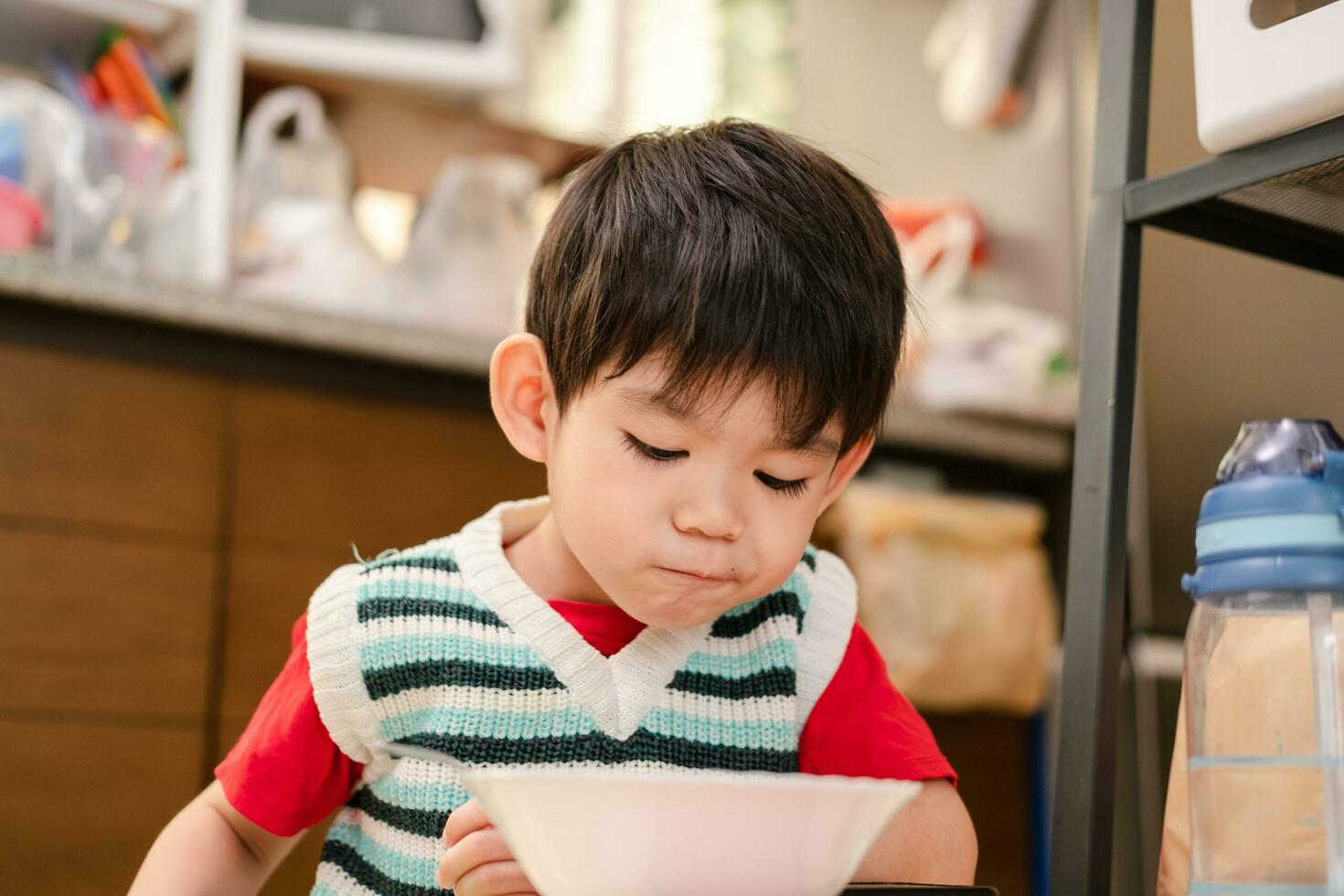 de gezicht van een Aziatisch kind aan het eten rijst- foto