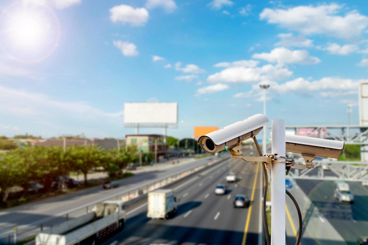 CCTV-camera's op het viaduct voor opnames onderweg foto