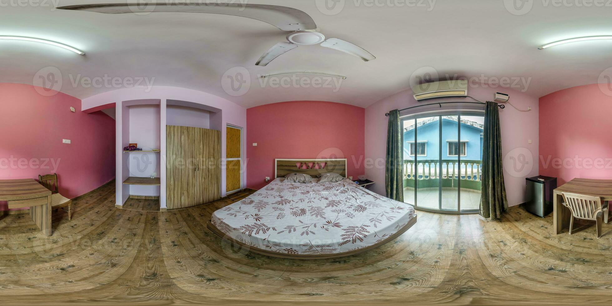 vol naadloos bolvormig hdri 360 panorama in interieur van goedkoop slaapkamer Gasthuis met roze muren en een Indisch stijl en toegang naar balkon in equirectangular projectie, vr inhoud foto
