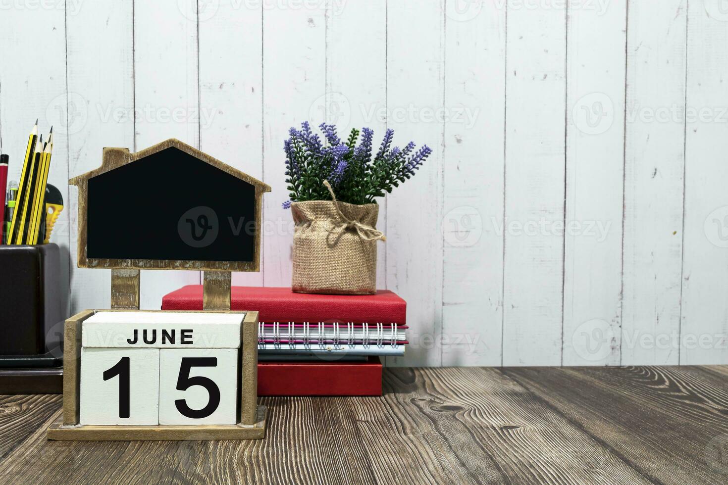 juni 15 kalender datum tekst Aan wit houten blok Aan houten bureau foto