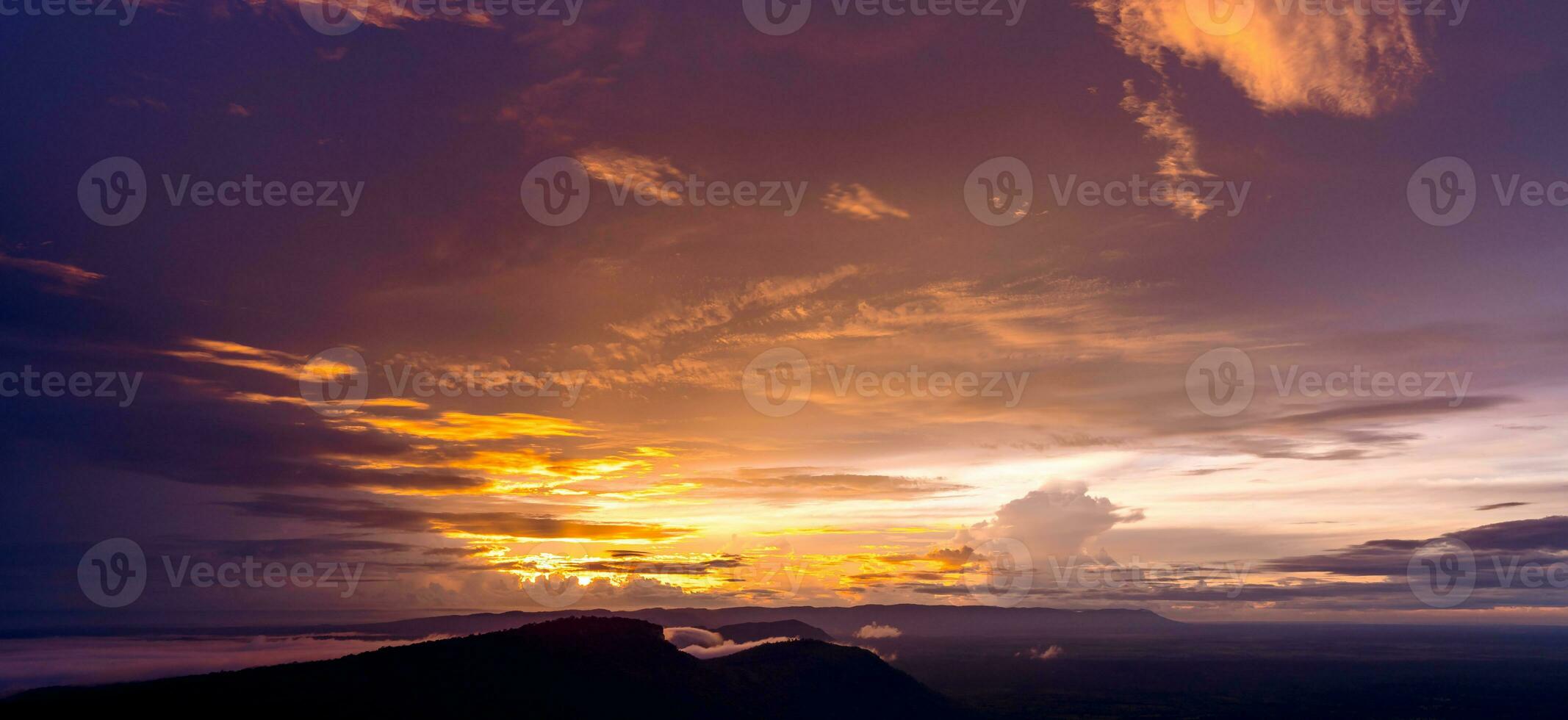 de lucht heeft mooi kleuren wanneer het vangsten de ochtend- zon Bij pha ma e daeng. foto