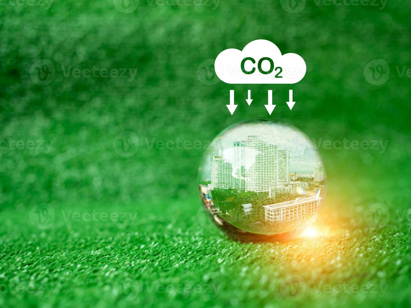 co2 emissie vermindering concept, schoon en vriendelijk milieu zonder koolstof dioxide uitstoot. aanplant bomen naar verminderen co2 uitstoot, milieu bescherming concept. foto