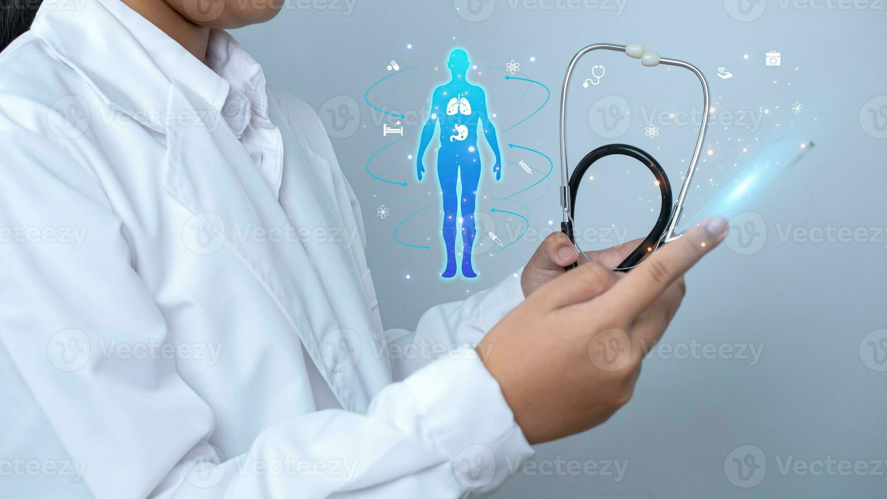 dokter is gebruik makend van tonen scherm voor medisch diagnostisch analyse Aan modern virtueel scherm netwerk verbinding. medisch technologie concept. foto