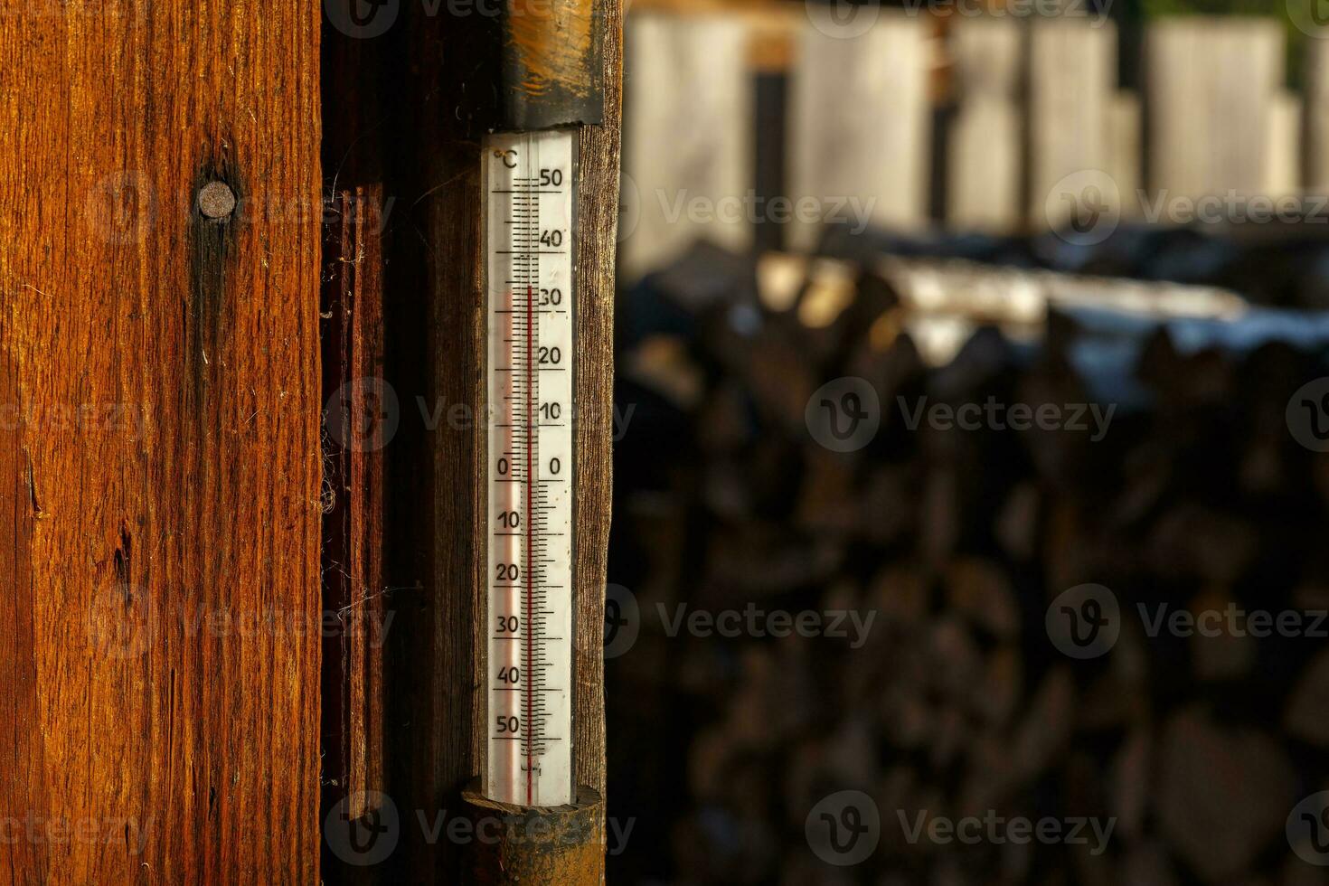 buitenshuis thermometer Aan de muur van de huis. foto