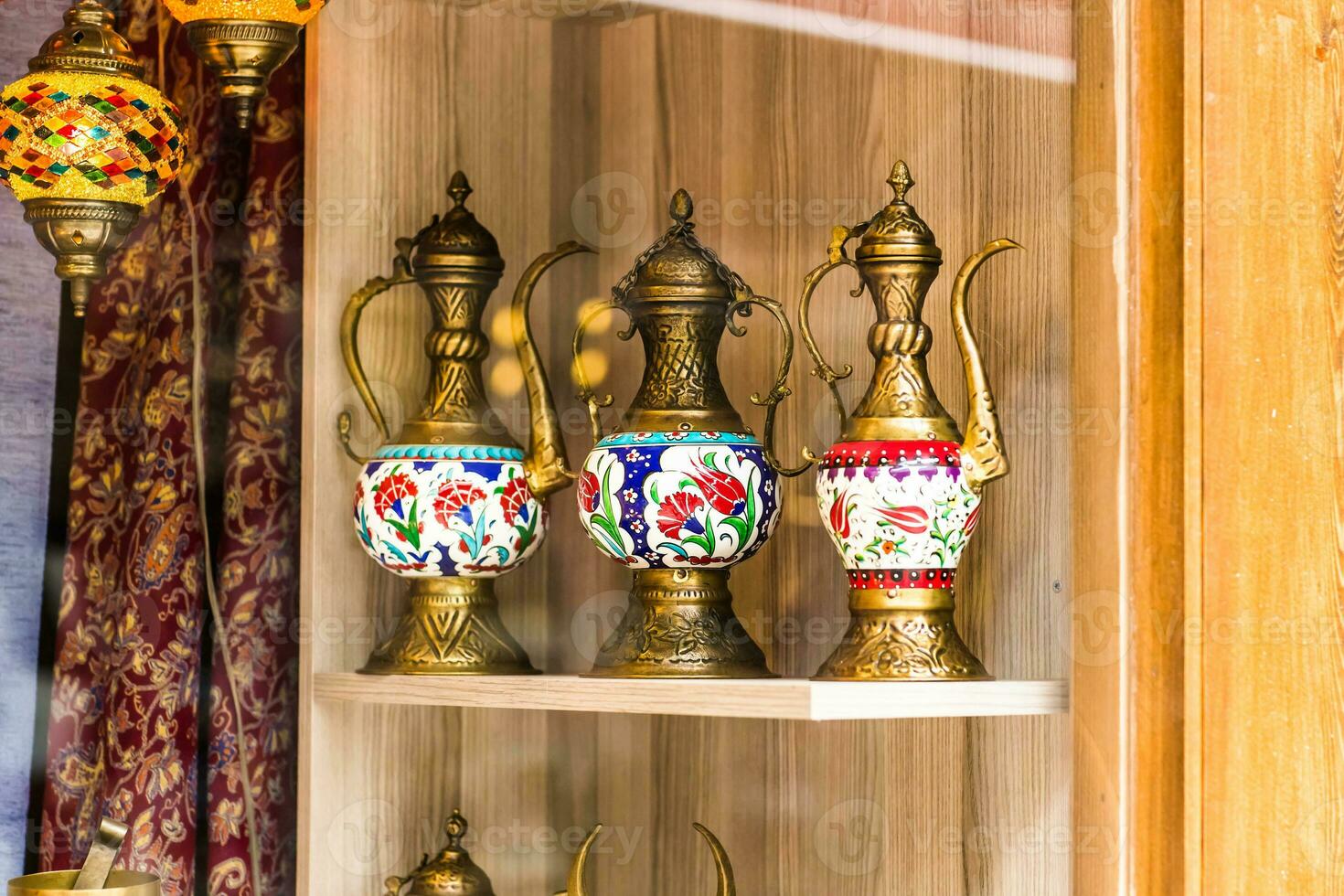koperen traditionele pepermolen op de bazaar van istanbul foto