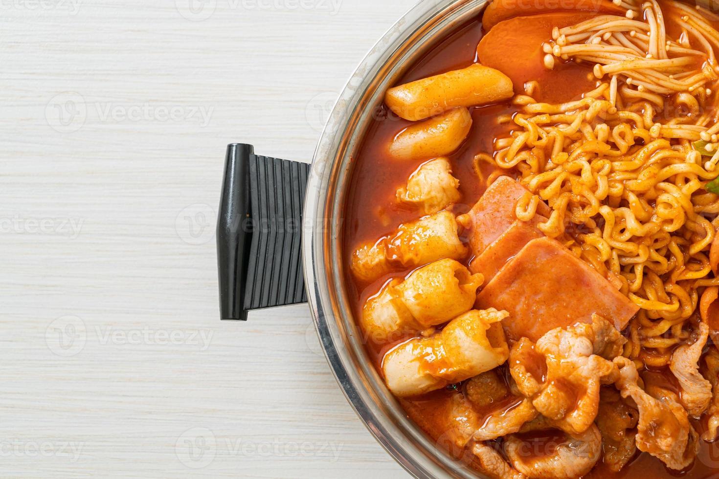 budae jjigae of budaejjigae foto