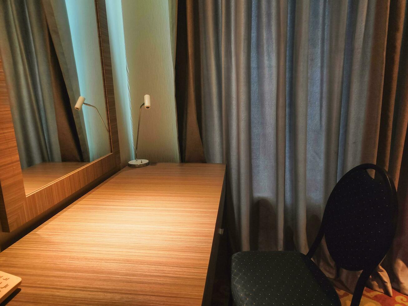 visie van stoelen en gespiegeld tafel in hotel kamer foto