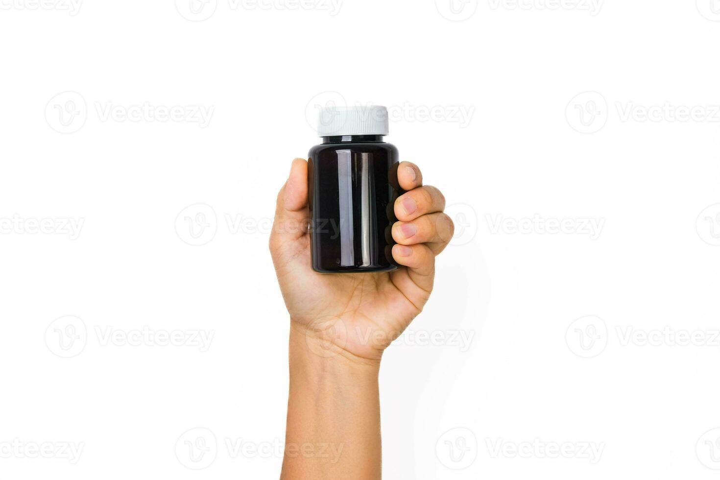 vrouw hand- Holding blanco pil fles geïsoleerd Aan wit achtergrond. verpakking voor pil, capsule of supplement met kopiëren ruimte voor tekst. foto