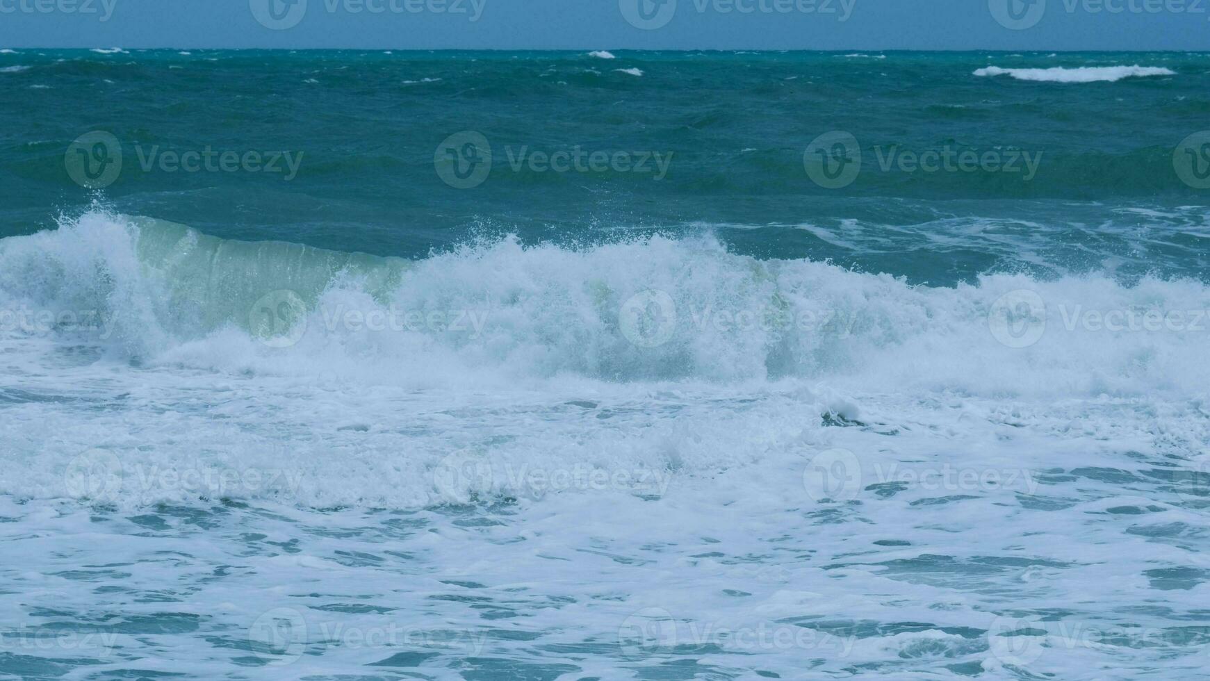 visie van zee golven Aan de strand van tropisch zeeën in Thailand. sterk zee golven Botsing naar kust in de regenachtig seizoen. mooi zee golven met schuim van blauw en turkoois kleur. foto