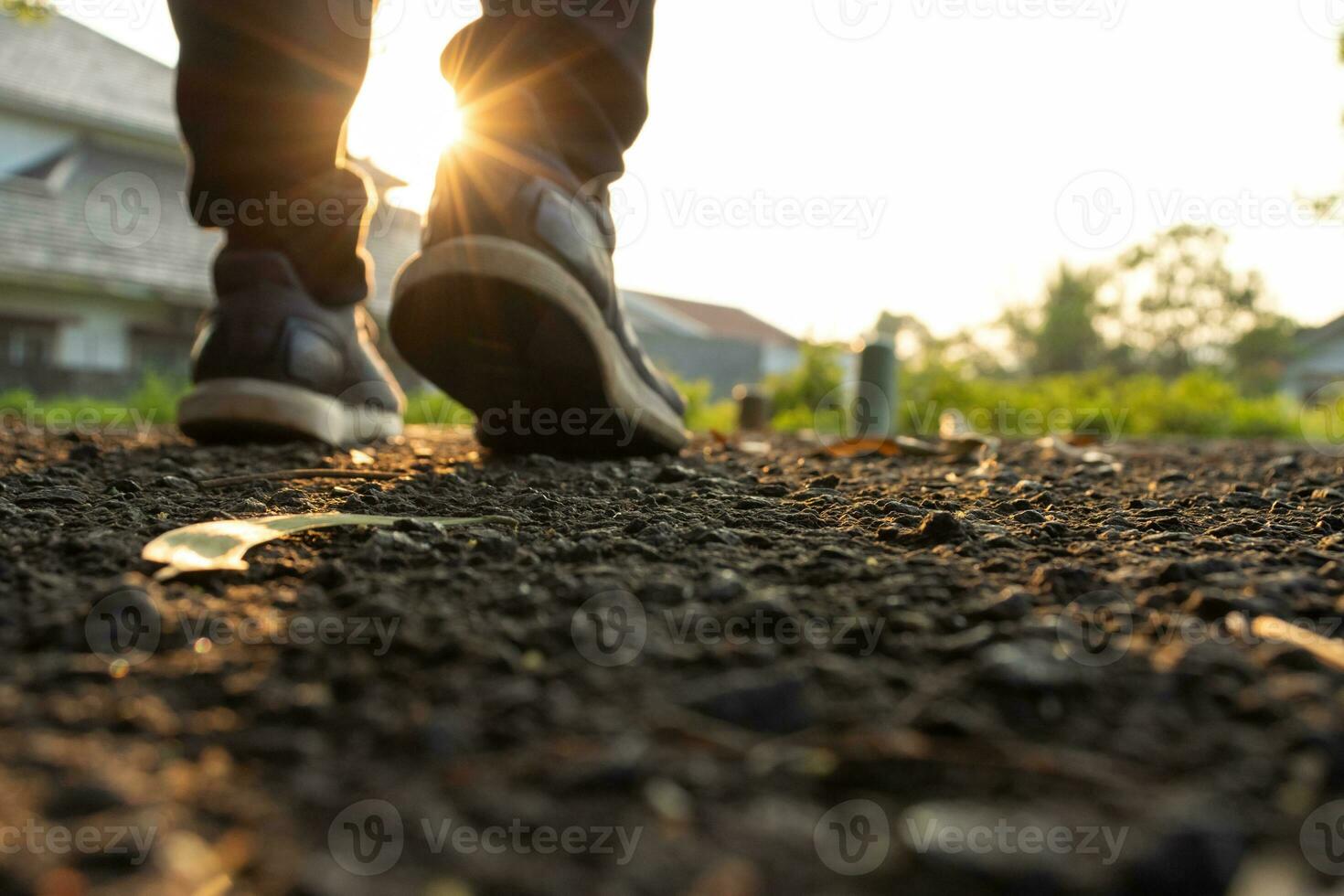 een man's voeten perspectief van de weg in de vroeg ochtend, scherpstellen Aan de weg. na sommige bewerkingen. foto