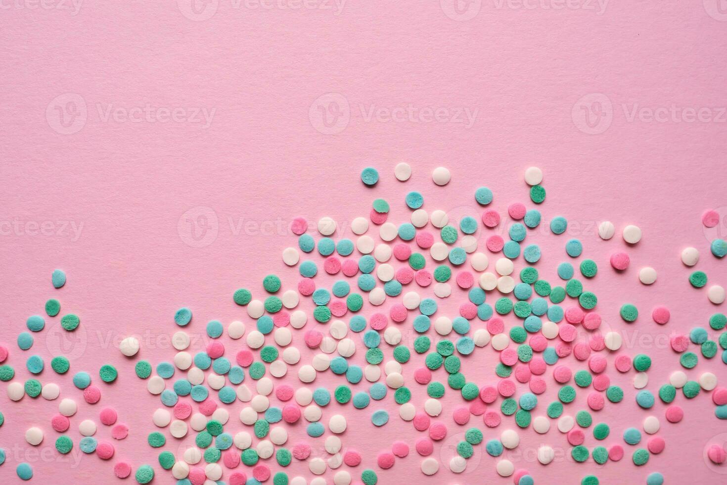 veelkleurig banketbakkerij topping Aan een roze. foto