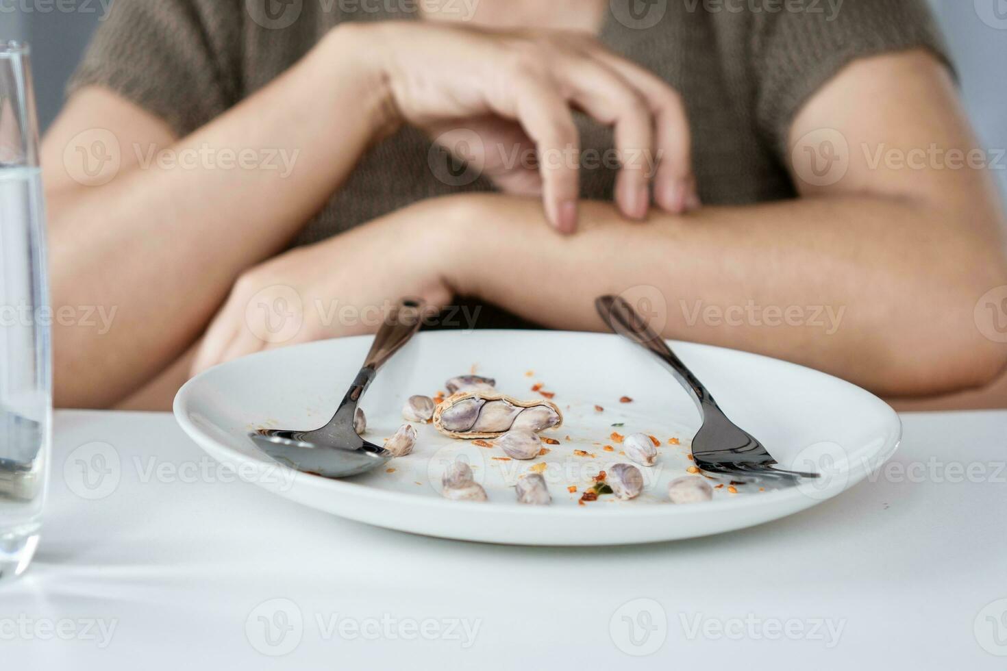 vrouw hebben pinda allergisch met huid reacties netelroos en roodheid hand- krabben jeukend arm foto