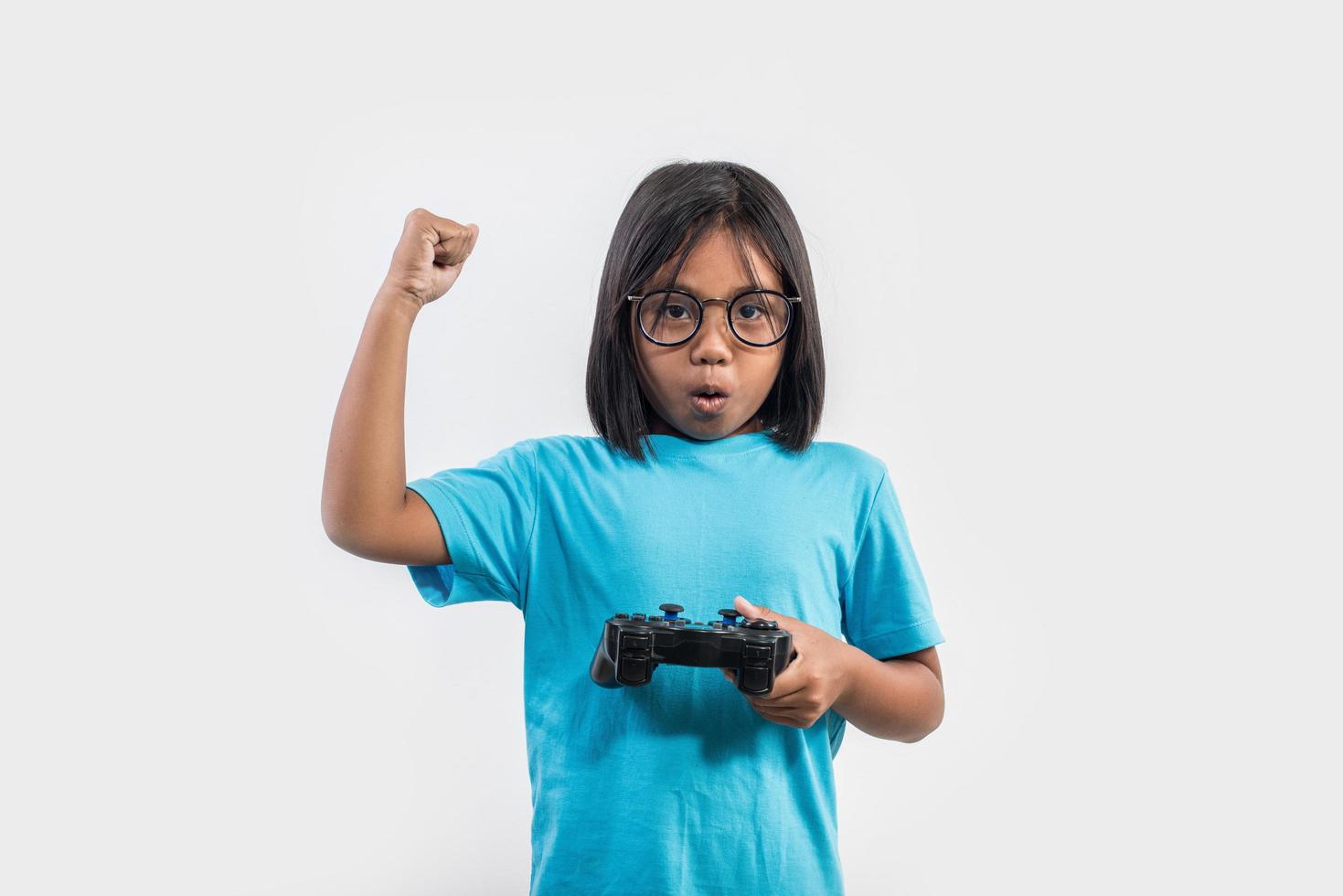 portret van meisje met joystick gamer. foto