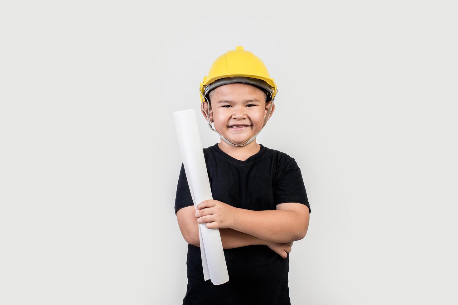 portret gelukkige jongen die ingenieurshoed draagt foto