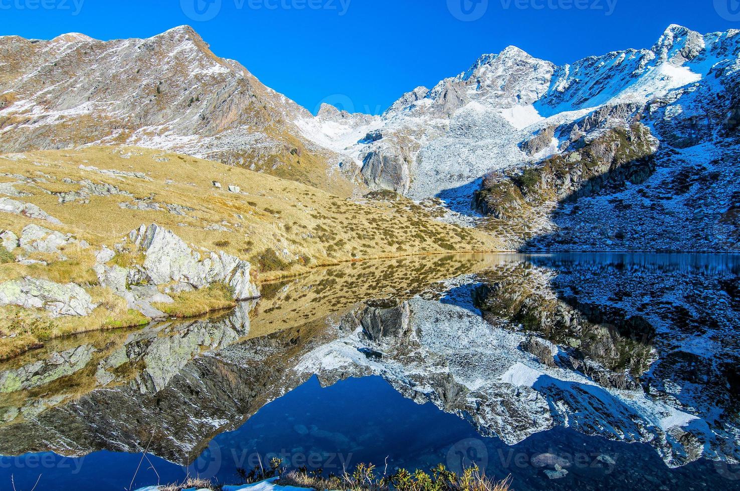 alpenlandschap met meer foto