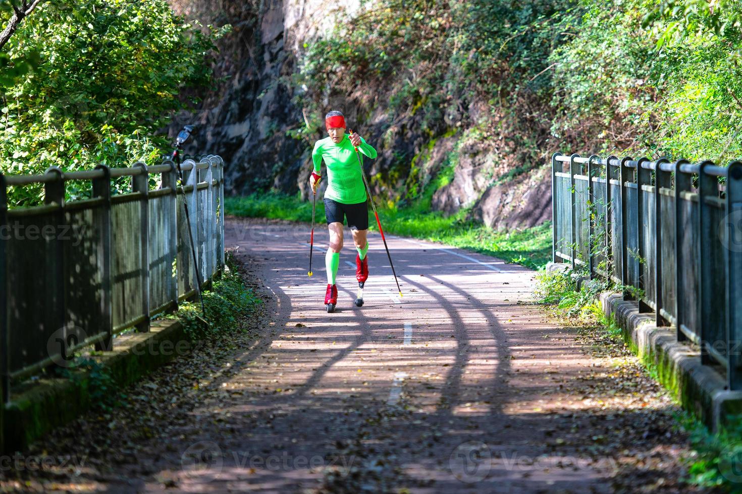 rolschaats. skirol. duwen met afwisselende pitch sticks foto