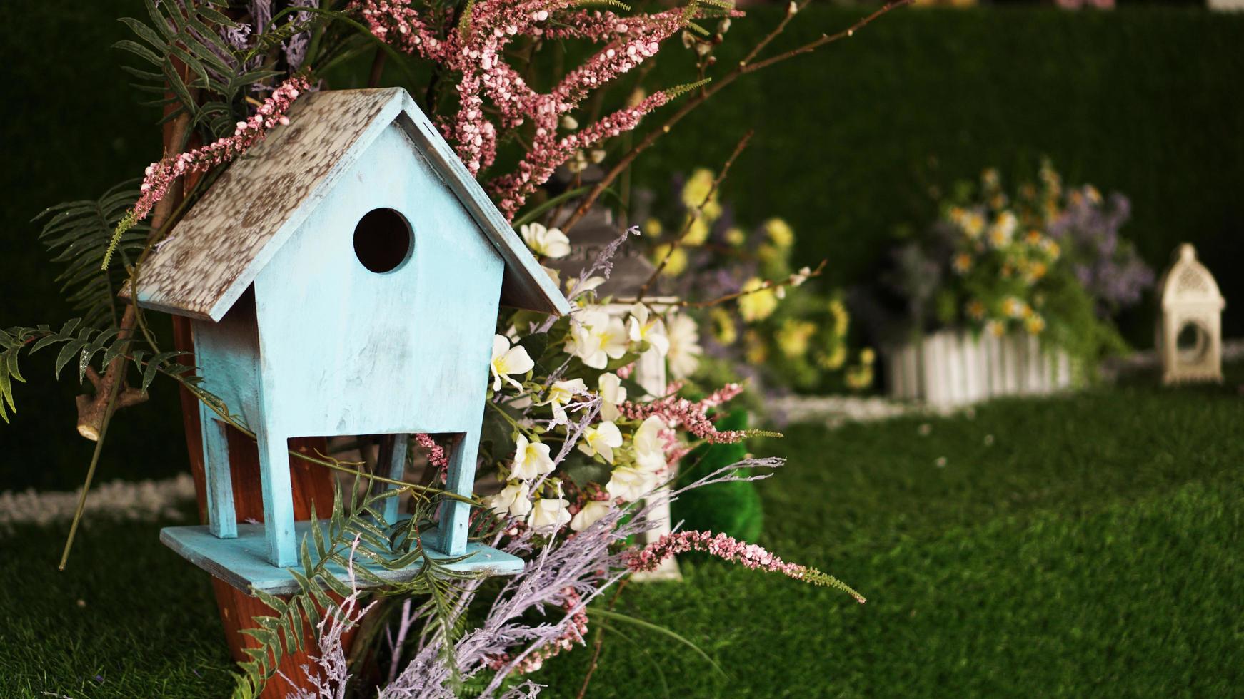 decoratieve nestkasten op lichte achtergrond foto