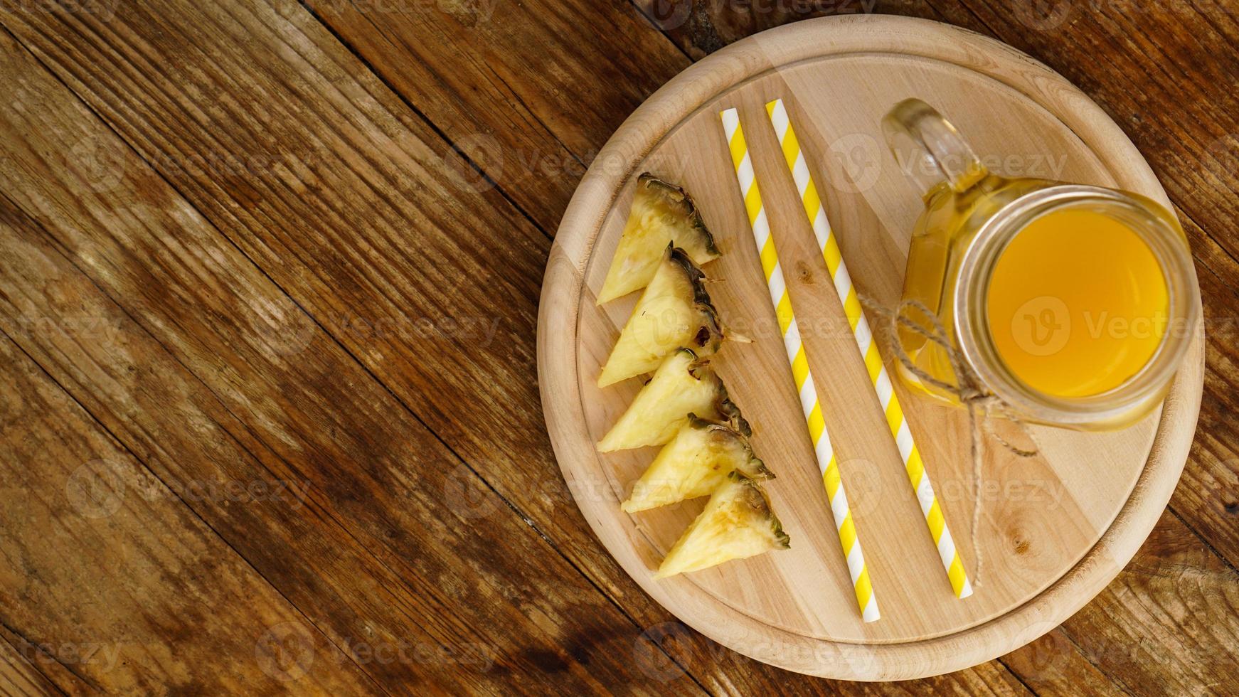 flessen ananassap op een houten tafel. foto