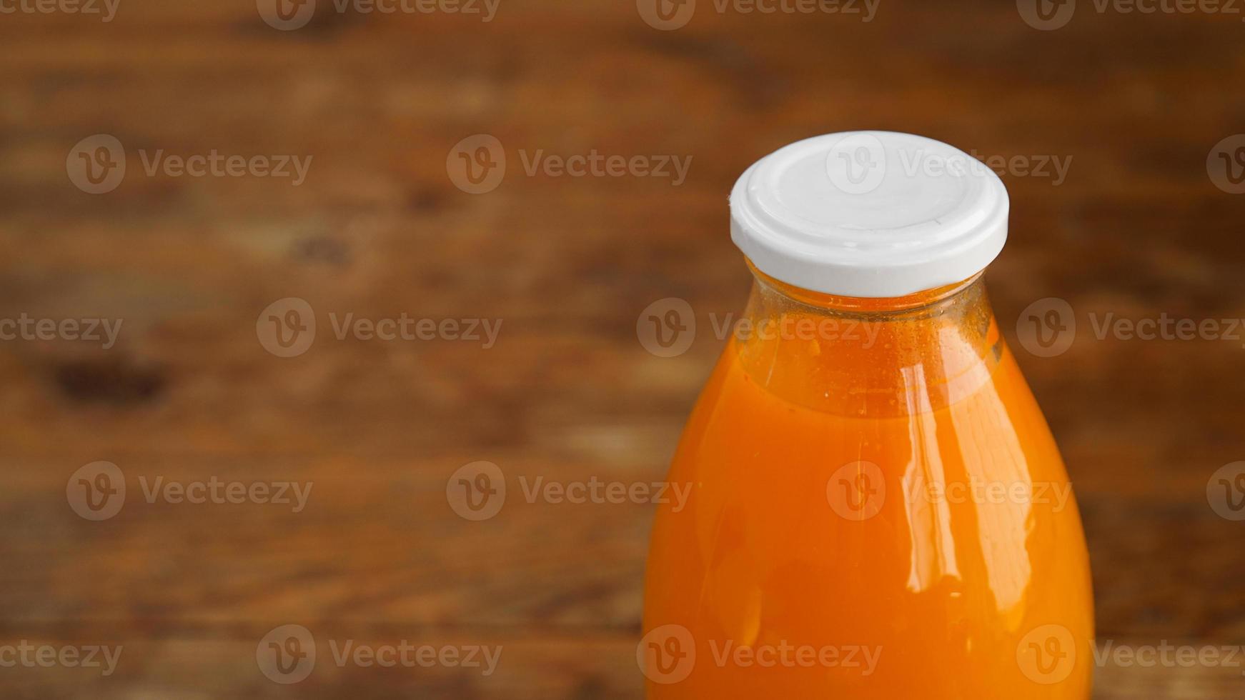 SAP fles op hout achtergrond - verse jus d'orange foto